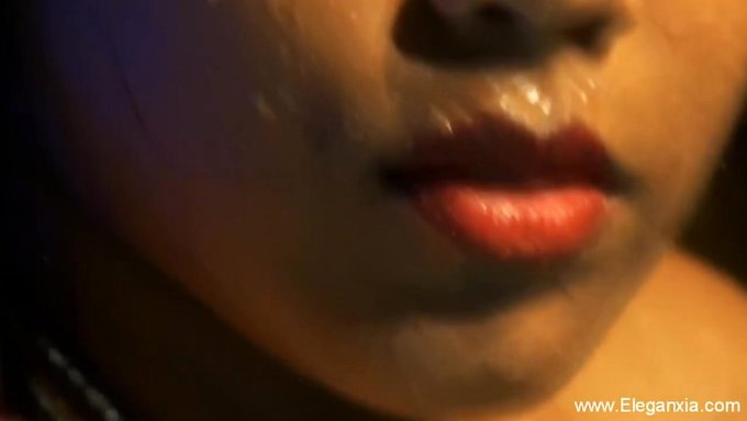 笑和爱:一个惊人的棕发女郎的情色印度按摩