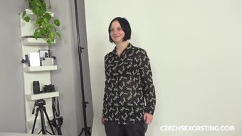 一个胖女孩展示她毛茸...