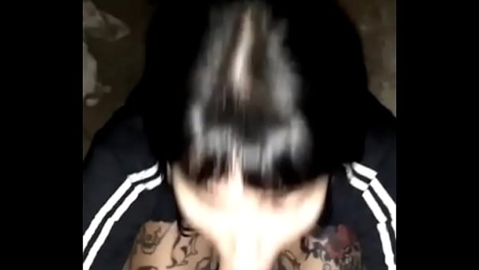 我女友的闺蜜有一个惊人的大屁股;她无法抗拒。