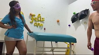 医生,尽管谦虚,在卧...