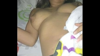 一对情侣玩弄着自己的...
