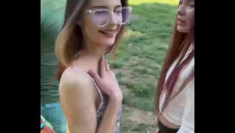 俏姑娘的动作比言语更真诚