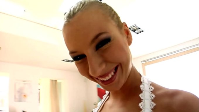 Angelina Cole被大屌爆菊,屁眼被大屌塞满,骚浪十足。