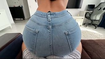 他无法掩饰继妹用紧身牛仔裤骑在他身上的硬度。