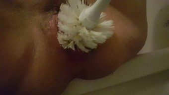 肥胖的美丽胖女人在铁...