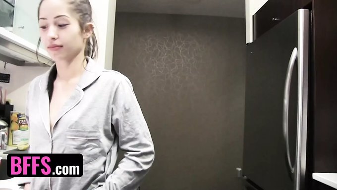 视频中的深喉和口交动作,特色是淘气的闺蜜
