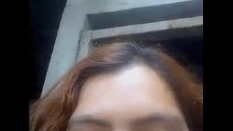 拉丁裔美国女人在ba...