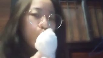 深色头发的宝贝在床上...