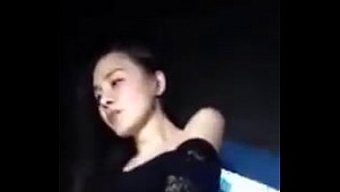 中国女孩在夜总会表演脱衣舞