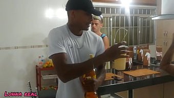 性欲旺盛的丈夫从摄像...