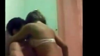大学女孩在摄像机前被...