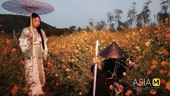穿着高跟鞋的亚洲美女...