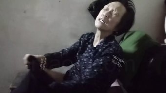 亚洲老奶奶在热辣的三...