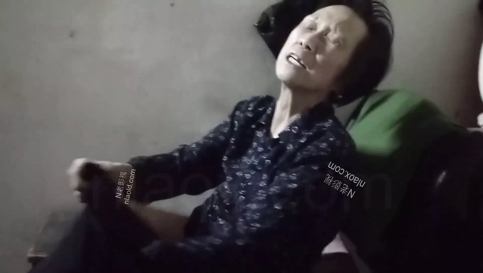 亚洲老奶奶在热辣的三人行中被操逼