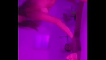 年轻大学生用性玩具自...