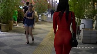 暴露狂熟女在公共场合...