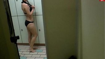 年轻女孩在公共洗手间...