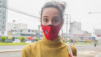 秘鲁宝贝被骗拍照片,...