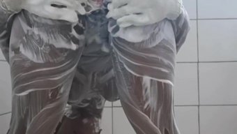 少女(18+)洗澡并...