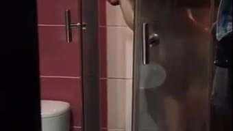 金发女郎在淋浴间被操...