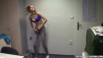 瘦弱的捷克金发女郎试...