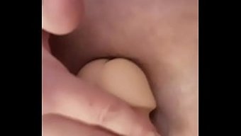 熟女用假阳具挑逗和愉悦自己
