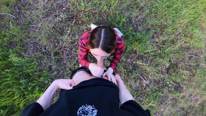 射精在她的乳房上:公共户外体验pov