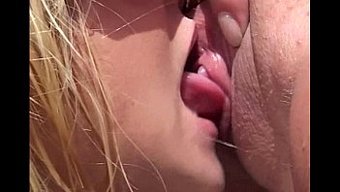感性的女同性恋沉迷于...