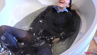 一个穿着白色大学制服...