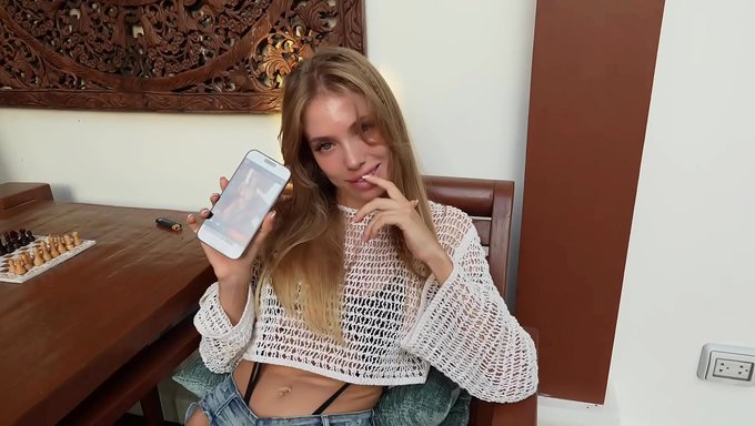 被石头砸的女友享受了一场美妙的操干并吞下了精液。