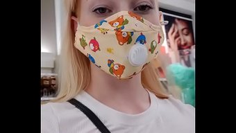我喜欢在大庭广众下展...