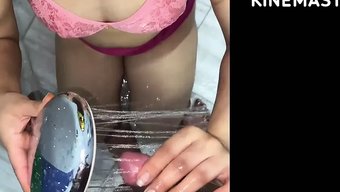 热辣的印度女孩在淋浴...