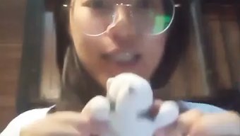 业余棕发女郎用她的乳...