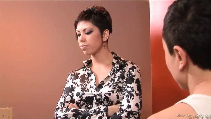Satine Phoenix和她的短发女友在进行女同性恋手淫