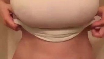 美丽的乳房在热辣的音...