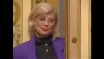 老年女性参与激烈的女...