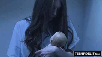 小巧的少女elena...