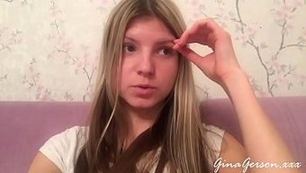 小胸少女在自制视频中...