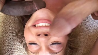 金发美女体验她第一次...