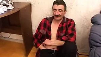 继女被迫与继父口交和性交