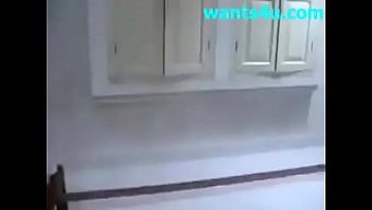 观看一个丰满的印度女...