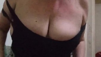 成熟的金发女郎在业余...