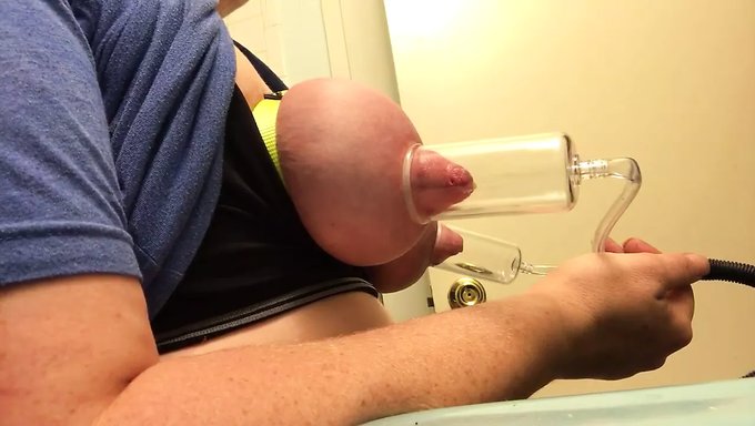 用自制水泵探索乳头刺激的快感