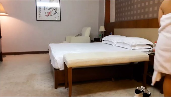 亚洲护送在酒店房间里接受面部射精