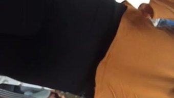 新印度牛仔裤展示屁股和阴道