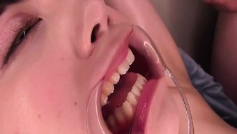 与年轻日本女孩的颜射体验