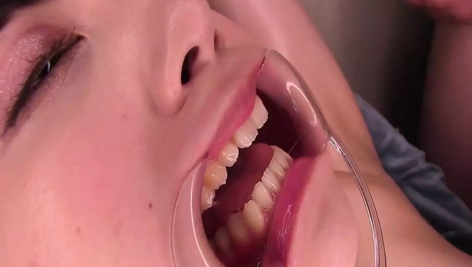 与年轻日本女孩的颜射体验