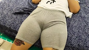 一群兴奋的男人和一个...