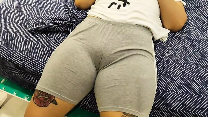 一群兴奋的男人和一个哥伦比亚继母在派对上变得肮脏