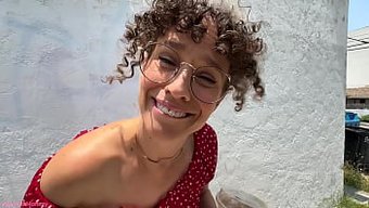成熟的女人享受小个子...